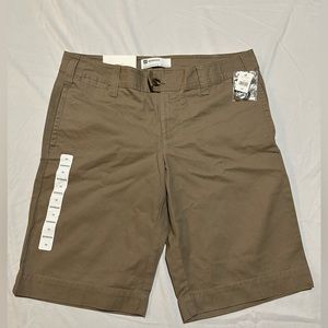 NWT RETAIL $40 GAP low rise relaxed fit khaki Bermuda shorts ladies size 10